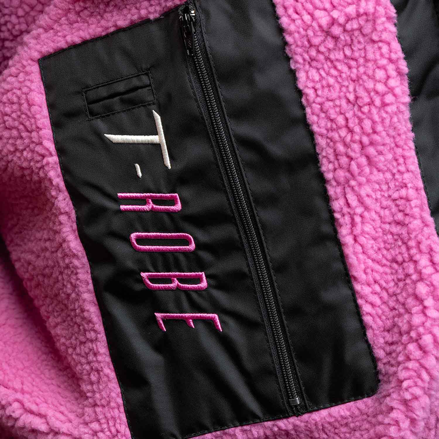 Image of the inner secure zip pocket on the black and pink T-Robe