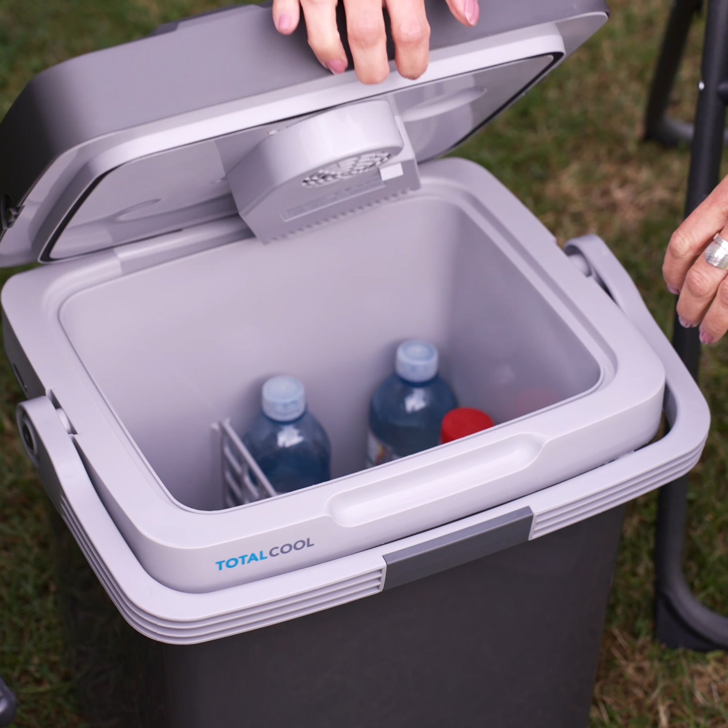 Image of the Eco-chill 24 grey coolbox with chilled beverages inside of it