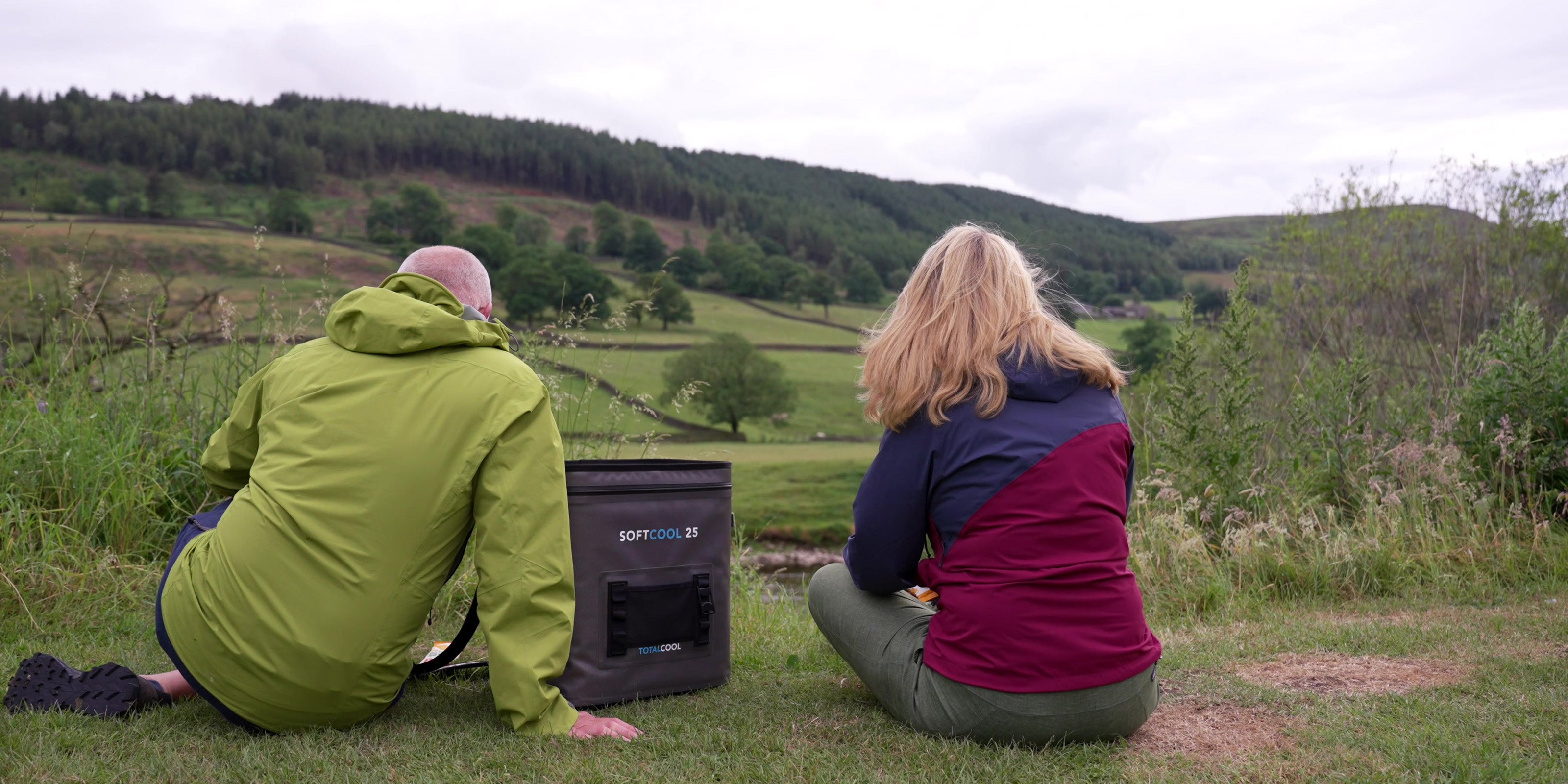 Image of a man and woman enjoying a picnic outdoors with a Softcool 25